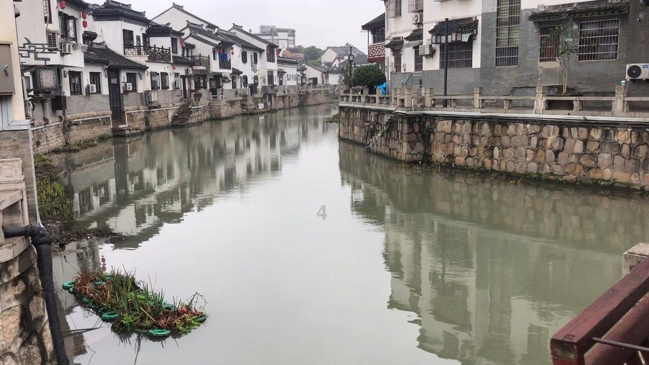 华阳街道:加装防护栏,系牢村道“安全带”